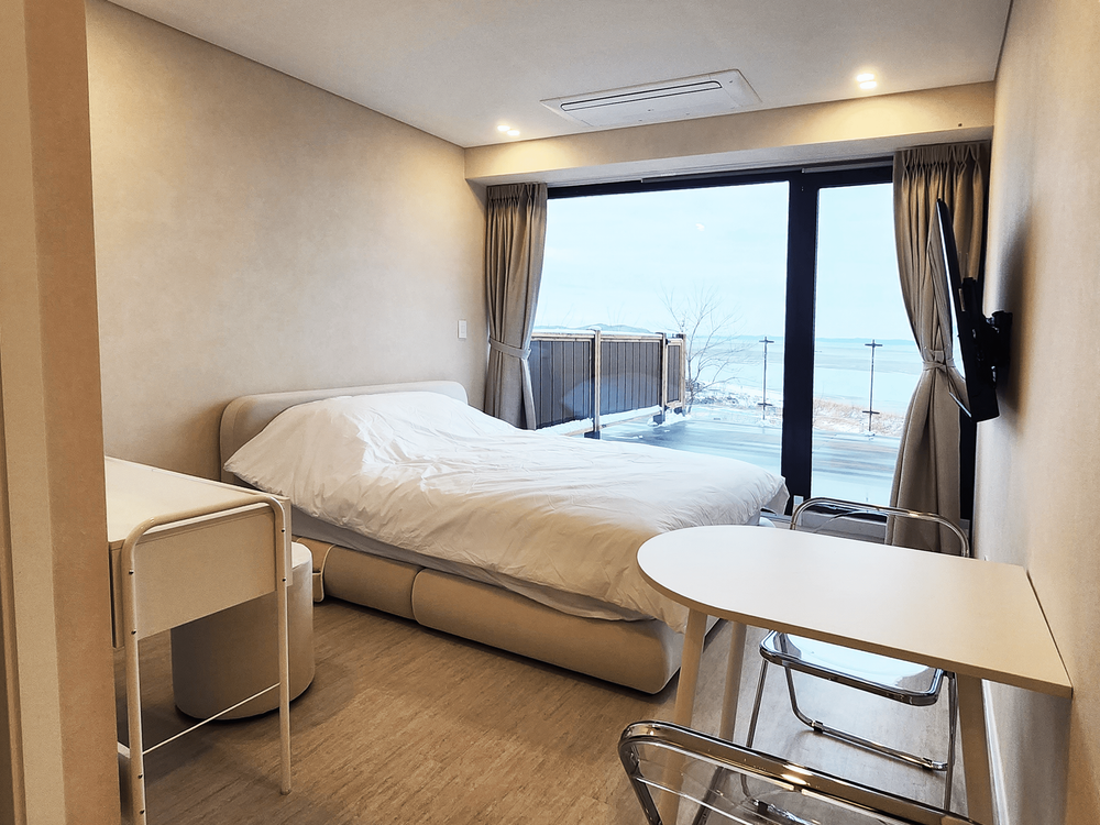 ROOM 2