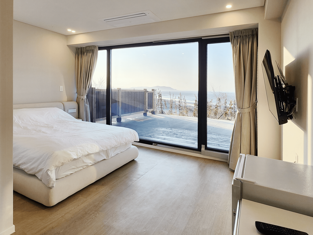 ROOM 6