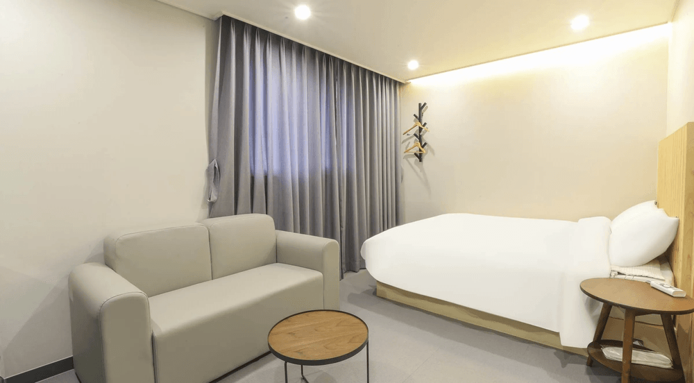 302호_디럭스_큰 방