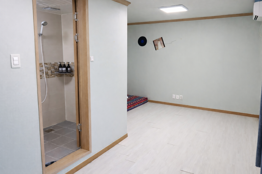ROOM01