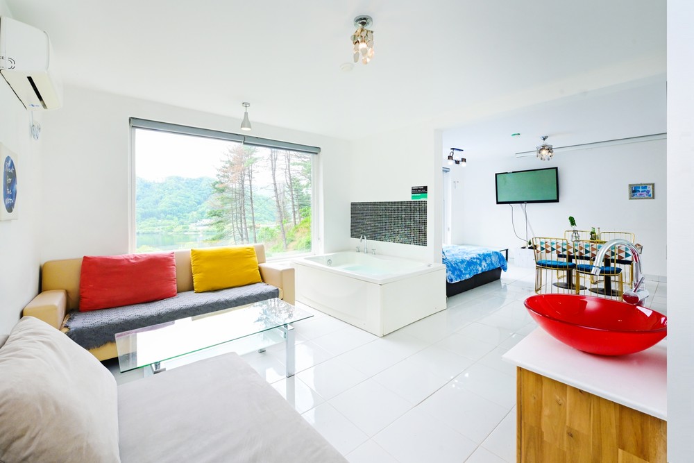302 River spa suite