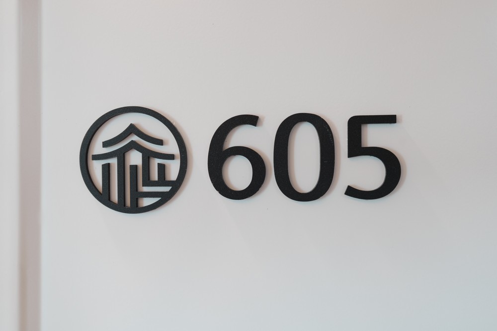 605