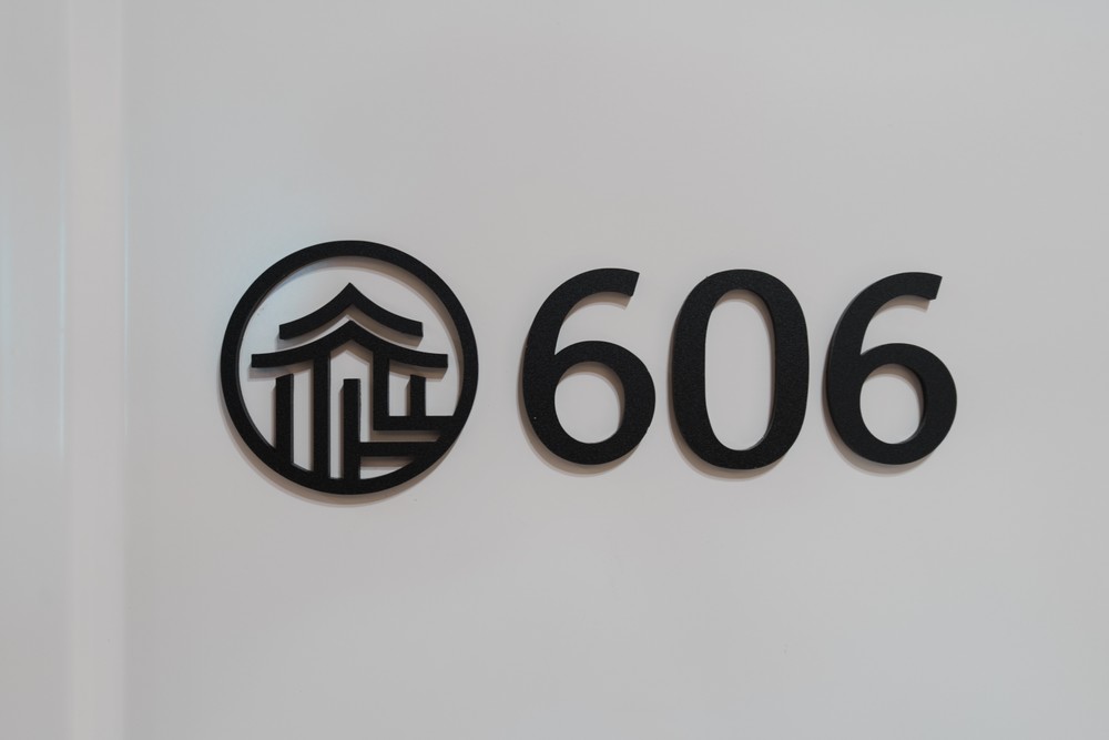 606