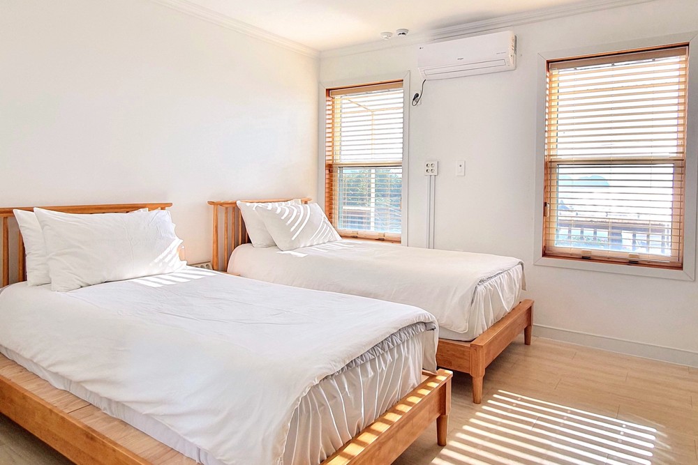 TWIN ROOM